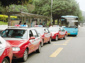出租車違規占用公交站臺，監管重拳出擊嚴懲不貸